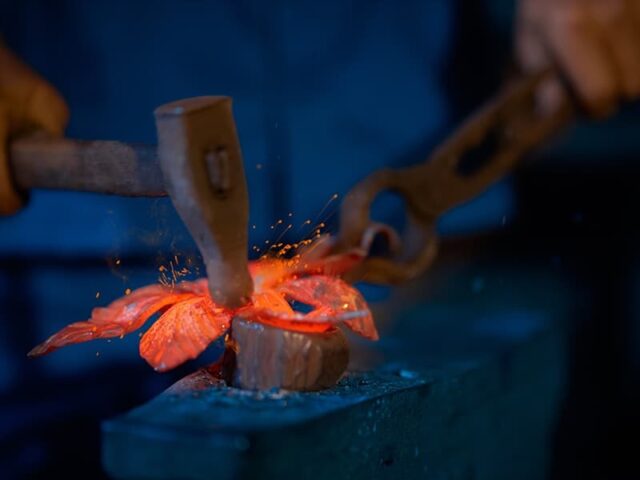 Kowalstwo artystyczne – bramy kute, ogrodzenia metalowe i&nbsp;balustrady stalowe