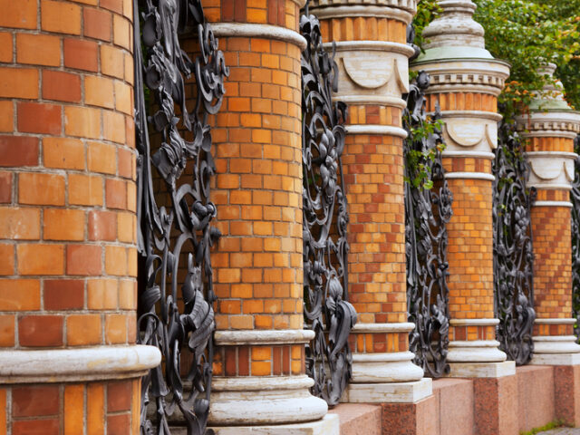 Innowacyjne materiały w&nbsp;projektowaniu ogrodzeń i&nbsp;bram metalowych