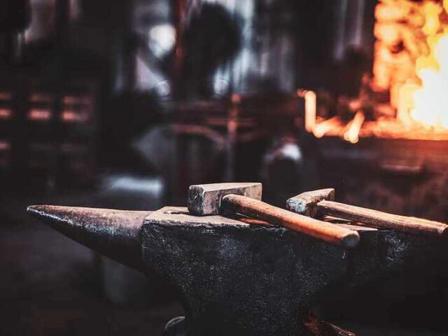 Ewolucja kowalstwa – od&nbsp;tradycyjnych do&nbsp;nowoczesnych technik
