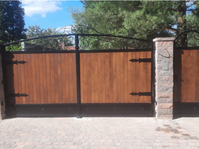 Brama uchylna kuta wypełniona drewnem BU 003