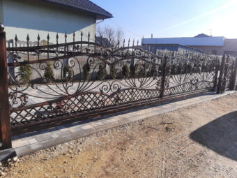 Brama wjazdowa przesuwna ogrodzeniowa kuta ze&nbsp;zdobieniem BP 019