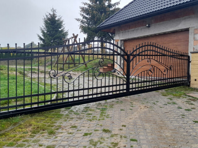 Brama przesuwna kuta zdobiona BP 017