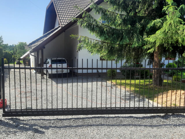 Brama przesuwna pionowe profile BP 016