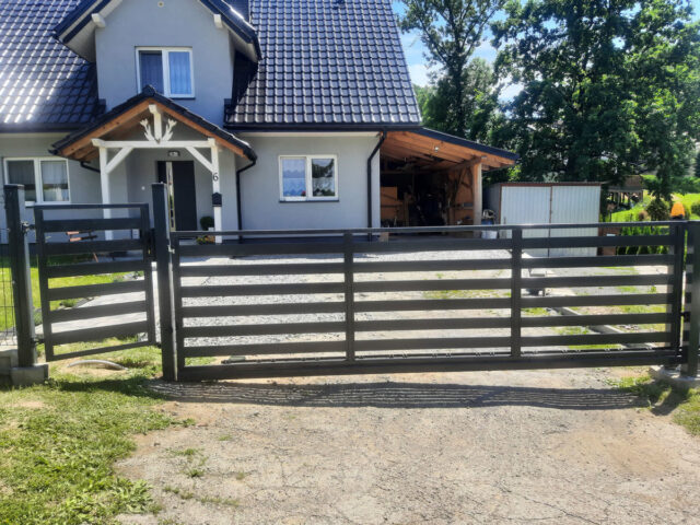 Brama przesuwna nowoczesna podłużne profile BP 015