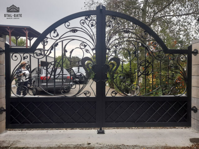 Brama ogrodzeniowa, wjazdowa, uchylna, kuta ze&nbsp;zdobieniem BU 099