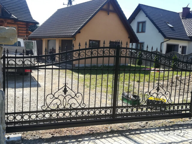 Brama przesuwna kuta subtelnie zdobiona BP 014