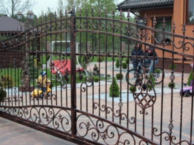 Brama przesuwna w&nbsp;miedzianym odcieniu BP 007