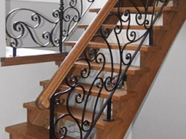 Ozdobna balustrada wewnętrzna z&nbsp;drewnianym pochwytem BKW 022