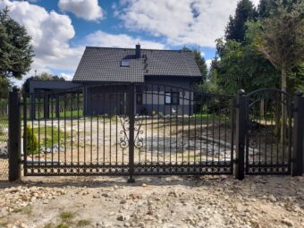 Brama ogrodzeniowa z&nbsp;furtką, wjazdowa, uchylna, kuta BU 096