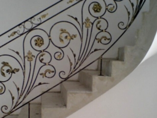 Balustrada kuta wewnętrzna ze&nbsp;złotymi dodatkami BKW 016