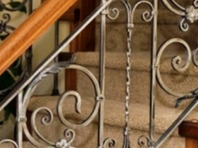 Balustrada kuta wewnętrzna z&nbsp;drewnianym pochwytem BKW 014