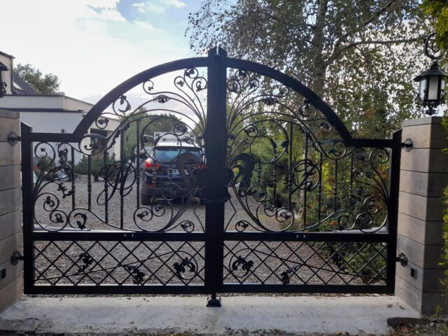 Brama ogrodzeniowa wjazdowa, uchylna, kuta ze&nbsp;zdobieniem BU 095