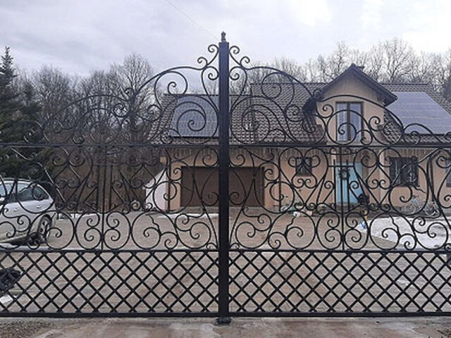 Brama ogrodzeniowa, wjazdowa, uchylna, kuta we&nbsp;wzorki BU 092