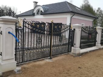 Brama ogrodzeniowa z&nbsp;furtką, wjazdowa, uchylna, kuta glamour BU 091