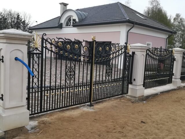 Brama ogrodzeniowa z&nbsp;furtką, wjazdowa, uchylna, kuta glamour BU 091