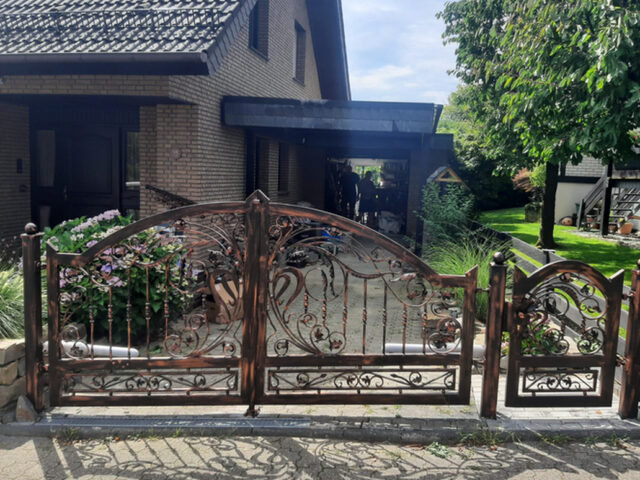 Brama wjazdowa z&nbsp;furtką, ogrodzeniowa, kuta, imitująca miedź BU 089