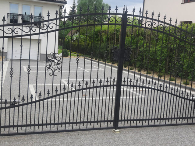 Brama uchylna kuta delikatnie zdobiona BU 088