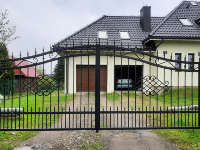 Brama uchylna kuta ze&nbsp;zdobieniem BU 087