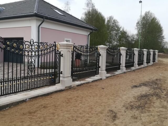 Ozdobne ogrodzenie ze&nbsp;złotymi dodatkami OK 035