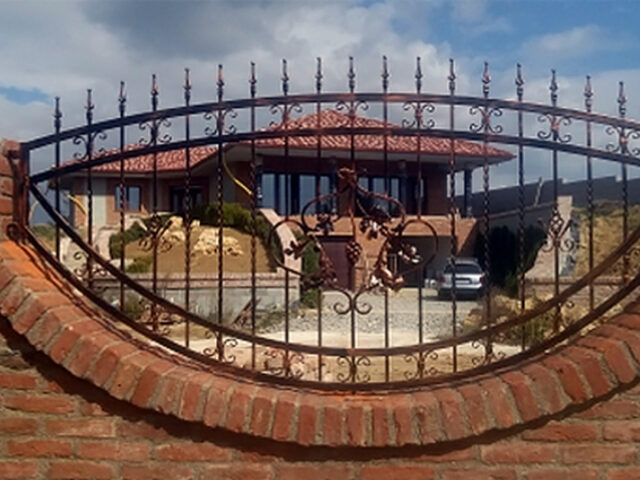 Ogrodzenie z&nbsp;miedzianą poświatą OK 030