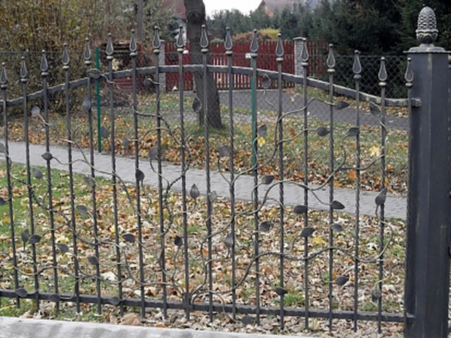 Ogrodzenie z&nbsp;dekoracyjnymi liśćmi OK 025