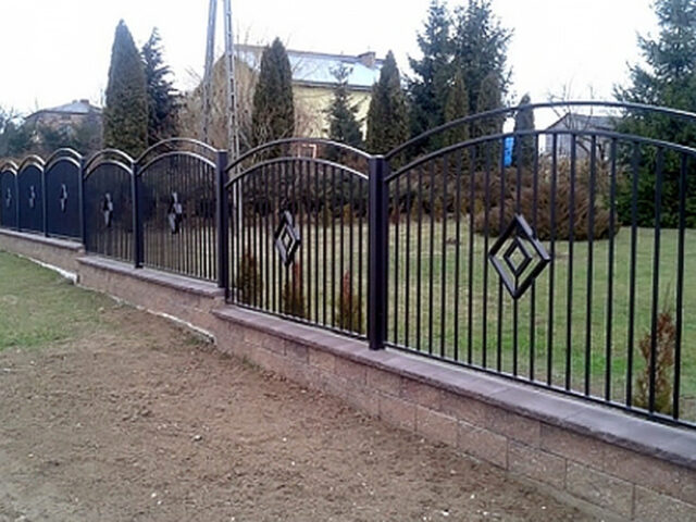 Subtelnie zdobione ogrodzenie OK 022