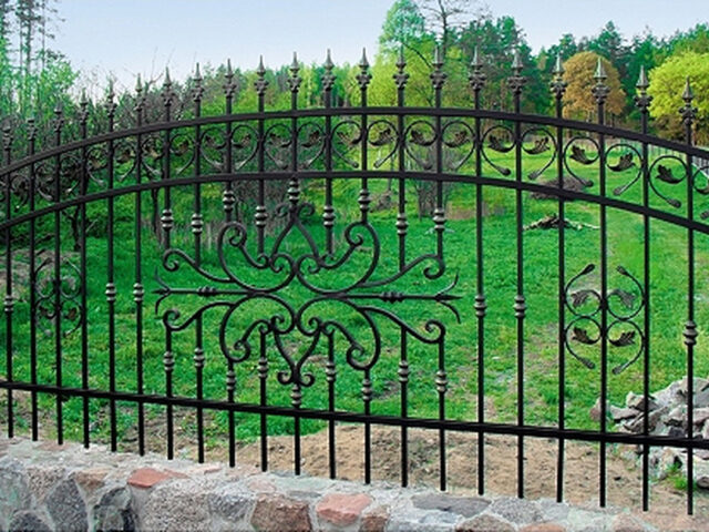 Kunsztownie zdobione ogrodzenie OK 011