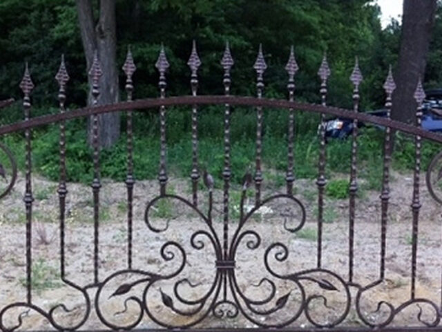 Ogrodzenie kute w&nbsp;czekoladowym kolorze OK 010