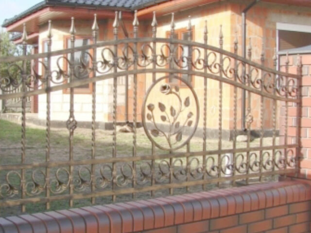 Ogrodzenie w&nbsp;pozłacanym kolorze OK 005