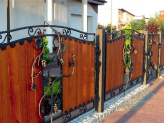 Ogrodzenie kute z&nbsp;drewnem OK 004