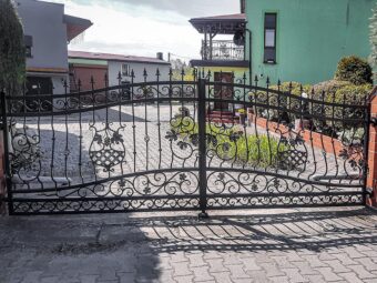 Brama wjazdowa uchylna i&nbsp;furtka kuta ozdobna BU 101