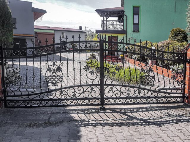 Brama wjazdowa uchylna i&nbsp;furtka kuta ozdobna BU 101