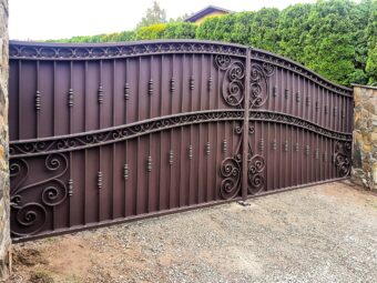 Brama ogrodzeniowa z&nbsp;furtką, wjazdowa, uchylna BU 102