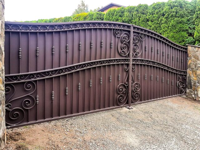 Brama ogrodzeniowa z&nbsp;furtką, wjazdowa, uchylna BU 102