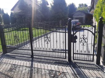 Brama ogrodzeniowa z&nbsp;furtką, wjazdowa, uchylna, kuta BU 103