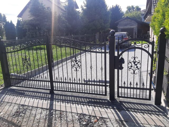 Brama ogrodzeniowa z&nbsp;furtką, wjazdowa, uchylna, kuta BU 103