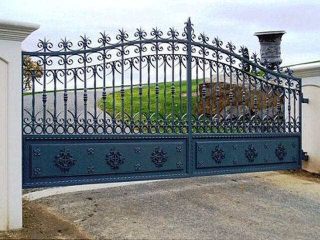 Brama uchylna kuta w&nbsp;królewskim stylu BU 080