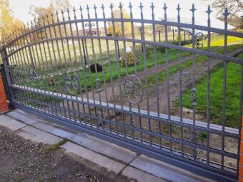 Brama wjazdowa przesuwna ogrodzeniowa kuta z&nbsp;ornamentami BP 022