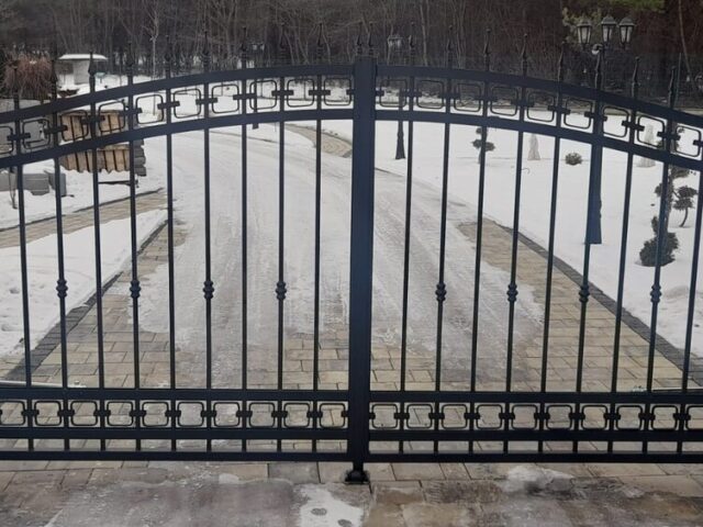 Brama dwuskrzydłowa, wjazdowa, uchylna, kuta BU 105