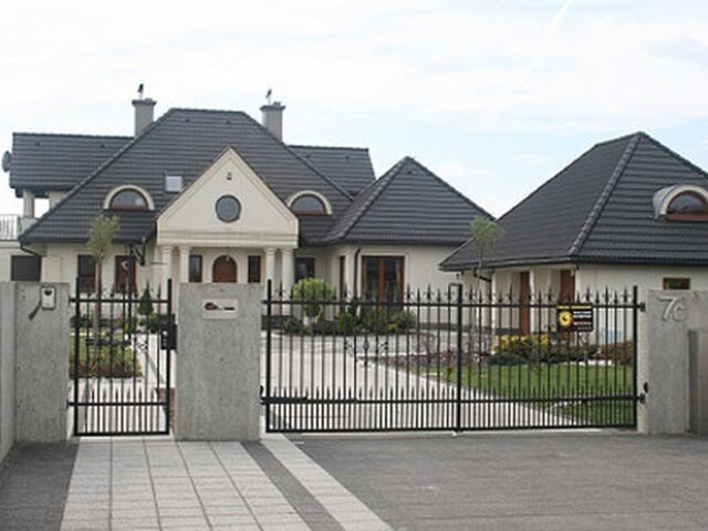 Brama uchylna kuta klasyczna elegancja BU 079