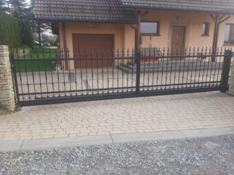 Brama wjazdowa przesuwna ogrodzeniowa kuta z&nbsp;furtką BP 024