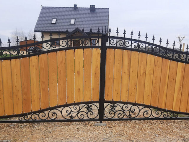 Brama wjazdowa z&nbsp;drewnem, uchylna, kuta BU 107