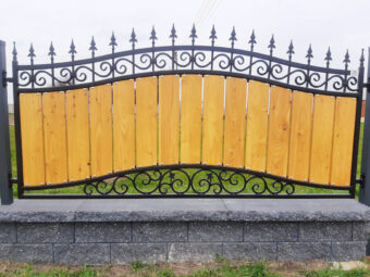 Ogrodzenie kute zdobione z&nbsp;drewnem OK 055