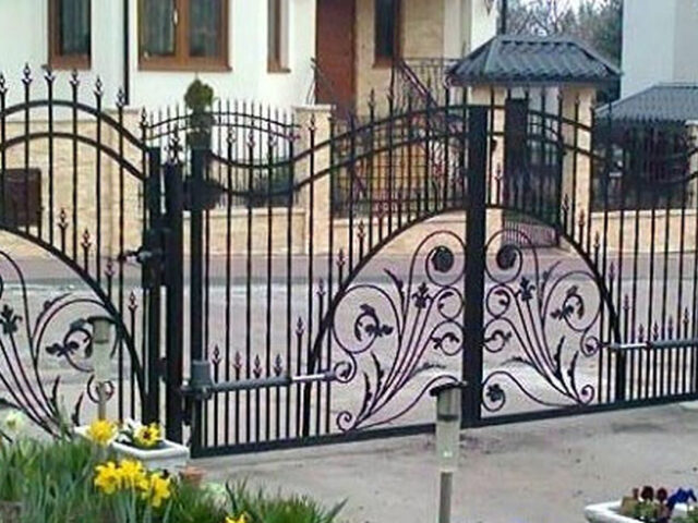 Brama uchylna kuta ze&nbsp;zdobieniem BU 078