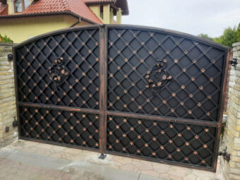 Brama wjazdowa dwuskrzydłowa, uchylna, zdobiona, kuta BU 108