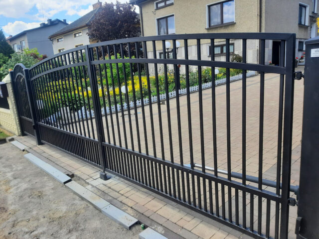 Brama wjazdowa dwuskrzydłowa, uchylna, nowoczesna, kuta BU 109