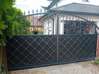 Brama wjazdowa przesuwna ogrodzeniowa kuta z&nbsp;ornamentami BP 025