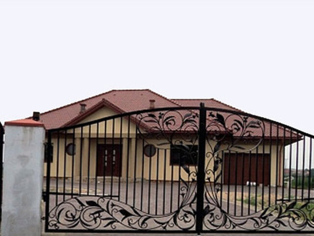 Brama uchylna kuta ze&nbsp;zdobieniem BU 076