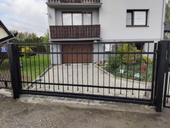 Brama wjazdowa przesuwna ogrodzeniowa kuta z&nbsp;furtką BP 026