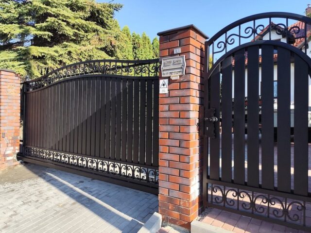 Brama wjazdowa przesuwna ogrodzeniowa kuta z&nbsp;furtką BP 027